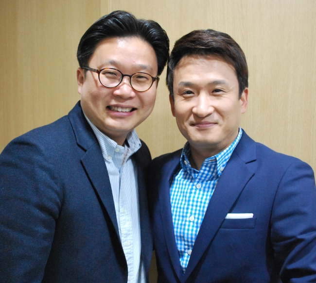 서경덕(좌부터/교수/성신여자대학교교수),서경석(MC/개그맨)
개그맨 서경석이 태국 방콕 6.25참전용사마을의 ‘한글 공부방’에 교육물품을 지원했다.
