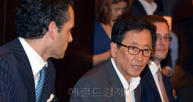 최수현 금융감독원장은 13일 오전 서울 여의도 콘래드호텔에서 열린 외국계 금융사최고경영자(CEO) 조찬간담회에서 모두발언을 하고 있다.<br />김명섭 기자 msiron@heraldcorp.com
최수현 금융감독원장은 13일 오전 서울 여의도 콘래드호텔에서 열린 외국계 금융사최고경영자(CEO) 조찬간담회에서 모두발언을 하고 있다.
김명섭 기자 msiron@heraldcorp.com
최수현 금융감독원장은 13일 오전 서울 여의도 콘래드호텔에서 열린 외국계 금융사 최고경영자 조찬간담회에서 모두발언을 하고 있다.
김명섭 기자 msiron@heraldcorp.com