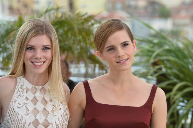 엠마왓슨(EmmaWatson/영화배우)
U.S. actress Claire Julien (left) and British actress Emma Watson pose on May 16 during a photocall for the film “The Bling Ring” at the 66th edition of the Cannes Film Festival in Cannes, France.   AFP-Yonhap News