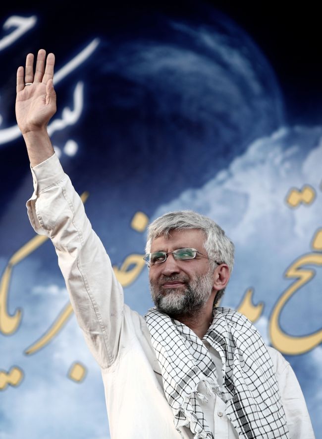 Iranian top nuclear negotiator and conservative presidential candidate Saeed Jalili waves to his supporters during his campaign rally at Heydarnia stadium in downtown Tehran on Wednesday.   AFP-Yonhap News