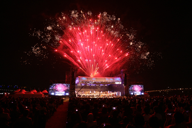 “A Summer Night Concert with the Seoul Philharmonic Orchestra 2012.”   SPO