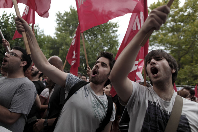 <YONHAP PHOTO-0104> Suporters wave flags outside the Greek state television ERT headquarters in Athens, on Wednesday, June 12, 2013. State TV and radio signals were cut early Wednesday, hours after the government closed the Hellenic Broadcasting Corp., ERT, and fired its 2,500 workers. Greece?s two largest labor unions called a 24-hour general strike for Thursday amid escalating protests against a decision to close state-run TV and radio that threw the country?s conservative-led government into political crisis nearly a year after taking office. (AP Photo/Petros Giannakouris)/2013-06-13 04:58:30/ <저작권자 ⓒ 1980-2013 ㈜연합뉴스. 무단 전재 재배포 금지.>
Supporters wave flags outside the Greek state television ERT headquarters in Athens on Wednesday.
AP-Yonhap News