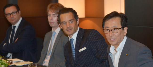 Financial Supervisory Service Gov. Choi Soo-hyun (right) speaks at a meeting with a group of CEOs of foreign financial firms at Conrad Seoul in Yeouido, Seoul, Thursday.   Kim Myung-sub/The Korea Herald
