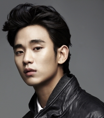 김수현(탤런트/영화배우)
국내에서 최근 가장 “핫”한 연예인은 꼽으라면 머릿속에 떠오르는 몇 명이 있다. 각종 인터넷 게시판과 연예 뉴스 섹션에 하루가 멀다 하고 올라오는 이들을 모르면 대화에 낄 수 없을 정도. 현재 인터넷을 뜨겁게 달구고 있는 대한민국 탑10 스타들의 데뷔 이래 행보를 일목요연하게 정리해 보았다.