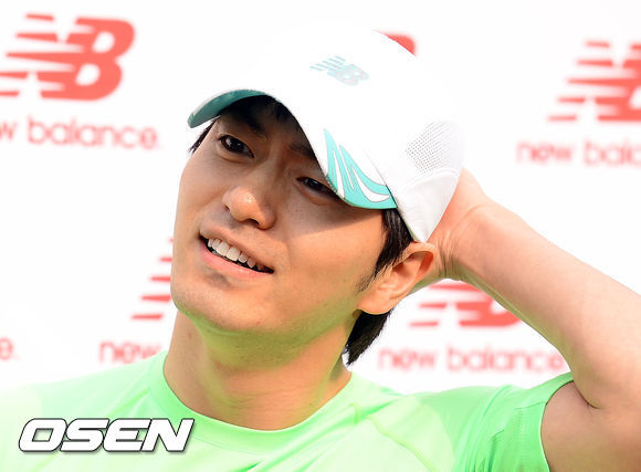 이진욱(영화배우/탤런트)
국내에서 최근 가장 “핫”한 연예인은 꼽으라면 머릿속에 떠오르는 몇 명이 있다. 각종 인터넷 게시판과 연예 뉴스 섹션에 하루가 멀다 하고 올라오는 이들을 모르면 대화에 낄 수 없을 정도. 현재 인터넷을 뜨겁게 달구고 있는 대한민국 탑10 스타들의 데뷔 이래 행보를 일목요연하게 정리해 보았다.