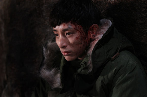 이수혁(이혁수/모델/탤런트)
국내에서 최근 가장 “핫”한 연예인은 꼽으라면 머릿속에 떠오르는 몇 명이 있다. 각종 인터넷 게시판과 연예 뉴스 섹션에 하루가 멀다 하고 올라오는 이들을 모르면 대화에 낄 수 없을 정도. 현재 인터넷을 뜨겁게 달구고 있는 대한민국 탑10 스타들의 데뷔 이래 행보를 일목요연하게 정리해 보았다.