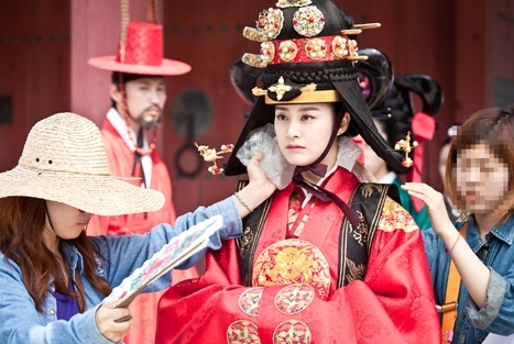 김태희(탤런트/영화배우)
배우 김태희가 무더위에 얼음 찜질을 받는 모습이 포착됐다.