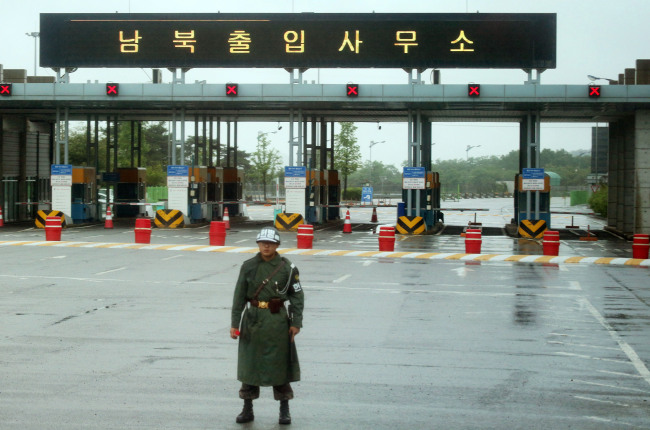 남북당국회담이 무산된 가운데 12일 오전 서부전선 제3땅굴과 도라산전망대 등 을 둘러보는 안보투어버스 창 너머로 파주시 남북출입사무소가 보이고 있다.(연합뉴스)+
