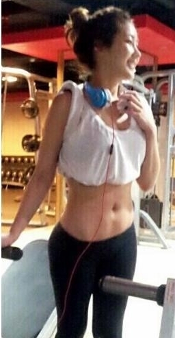 솔비(권지안/가수)
솔비는 13일 트위터에 “우울할 때면 늘 몸이 무겁다. 그러다 무기력함에 의욕마저 사라진다. 몸은 내 심리상태를 말해주는 정직한 거울이다. 지금 내 몸은 내 마음인 것이다. 움직이자! 그러다보면 몸이 바뀌고 마음이 따라올 것이다”라며 사진을 한 장 게재했다.