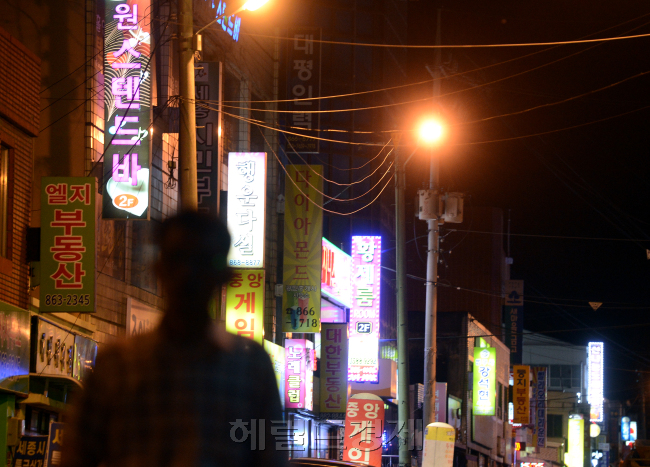 세종시 용포리 유흥가(?)의 모습. 자정이 가까운 시간이지만 돌아다니는 행인이 별로 없이 한적하다. 오른쪽 사진은 세종시 첫마을 인근 편의점. 퇴근한 공무원이 맥주잔을 기울이고 있다.  안훈 기자/rosedale@