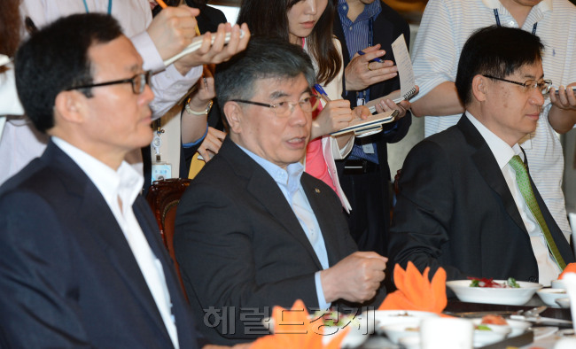 14일 한국은행에서 열린 금융협의회. 주요시중은행장들을 초청, 김중수 한국은행총재가 국제금융동향에 대하여 설명하고 있다. <br />정희조 기자/checho@heraldcorp.com 130614
14일 한국은행에서 열린 금융협의회. 주요시중은행장들을 초청, 김중수 한국은행총재가 국제금융동향에 대하여 설명하고 있다.
정희조 기자/checho@heraldcorp.com 130614
김중수 한국은행 총재가 14일 한은 본점에서 주요 시중은행장들을 초청해 가진 금융협의회에서 국제금융시장 동향에 대해 설명하고 있다.  정희조 기자/checho@
