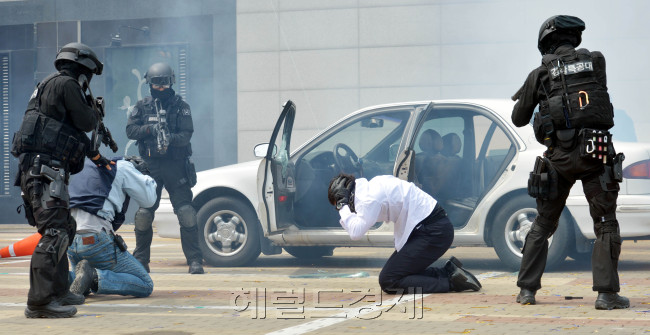 인천 실내 무도 아시아 경기대회를 앞두고 13일 인천시 부평구 삼산월드체육관에서 대테러 훈련이 열려 경찰특공대가 테러범을 진압하고 있다.<br />김명섭 기자 msiron@heraldcorp.com
인천 실내 무도 아시아 경기대회를 앞두고 13일 인천시 부평구 삼산월드체육관에서 대테러 훈련이 열려 경찰특공대가 테러범을 진압하고 있다.
김명섭 기자 msiron@heraldcorp.com