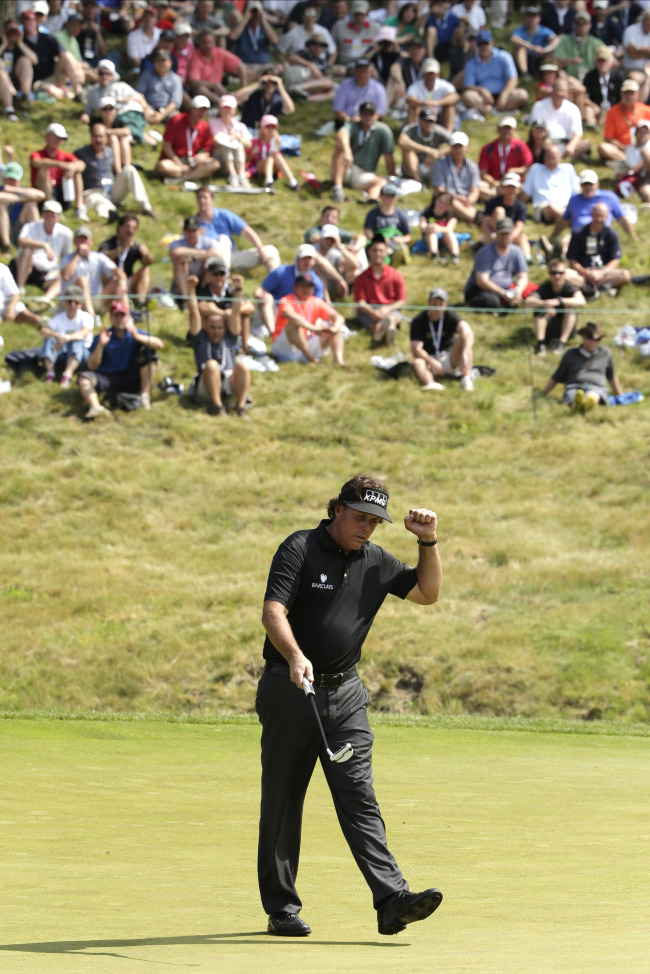 필미켈슨(PhilMickelson/골퍼)
Phil Mickelson reacts after his birdie putt on the ninth hole.   AP-Yonhap News