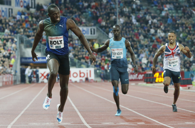 Usain Bolt (left) competes in the men’s 200 meters on Thursday.   AP-Yonhap News