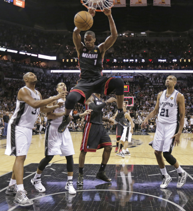Miami Heat's Chris Bosh (1) dunks against the San Antonio Spurs during the first half at Game 4 of the NBA Finals basketball series, Thursday. (AP-Yonhap News)