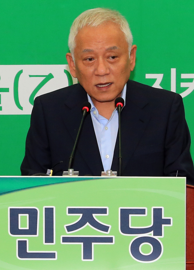 김한길(국회의원/민주당당대표)
Democratic Party Chairman Kim Han-gil addresses a news conference Friday.   Yonhap News