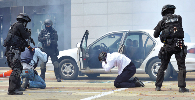 A police SWAT team in Incheon apprehends mock terrorists in an antiterror drill held
Thursday to prepare for the Fourth Asian Indoor and Martial Arts Games Incheon 2013, which will kick off at the
city’s Samsan World Gymnasium later this month. (Kim Myung-sub/The Korea Herald)
