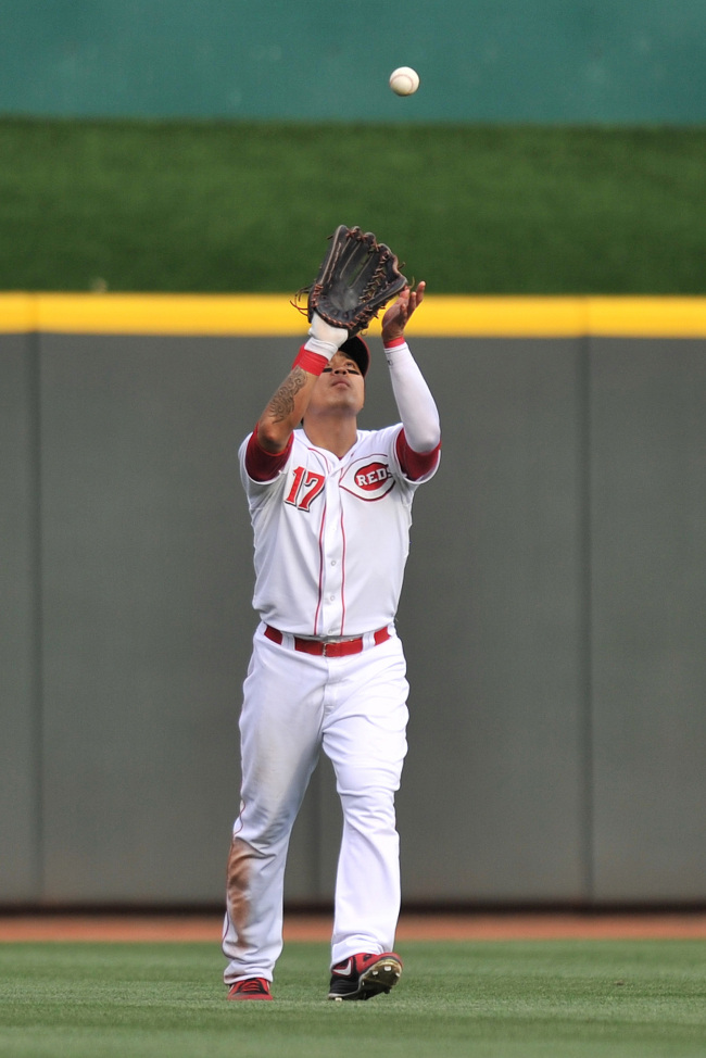 <YONHAP PHOTO-0396> CINCINNATI, OH - JUNE 15: Shin-Soo Choo #17 of the Cincinnati Reds catches a pop fly in the ninth inning against the Milwaukee Brewers at Great American Ball Park on June 15, 2013 in Cincinnati, Ohio. Milwaukee blanked Cincinnati 6-0. Jamie Sabau/Getty Images/AFP== FOR NEWSPAPERS, INTERNET, TELCOS & TELEVISION USE ONLY ==../2013-06-16 09:11:42/ <저작권자 ⓒ 1980-2013 ㈜연합뉴스. 무단 전재 재배포 금지.>
Reds center fielder Choo Shin-soo catches a fly ball in the ninth inning. The Korean went 1 for 4.
AFP-Yonhap News