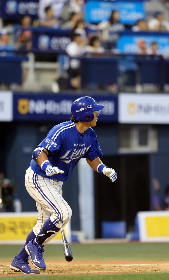Samsung’s Lee Seung-yeop follows through on his 351st career home run.   Yonhap News
