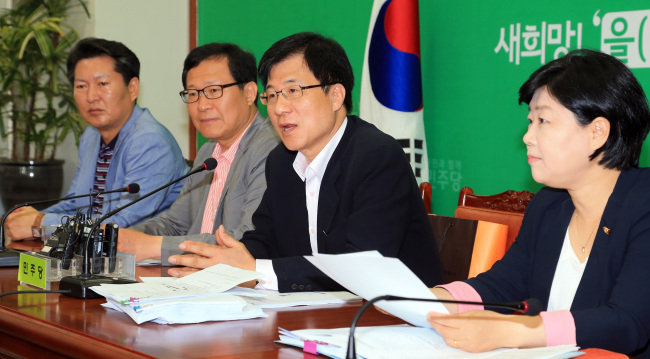 Rep. Shin Kyoung-min (second from right) of the main opposition Democratic Party addresses a news conference at the National Assembly on Sunday.   Yonhap News