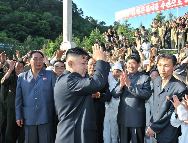 김정은(정치인/북한국방위원회제1위원장)
North Korean leader Kim Jong-un waves during his visit to Taegwan Glass Factory in a photo released by Korea Central News Agency last Saturday. (Yonhap News)