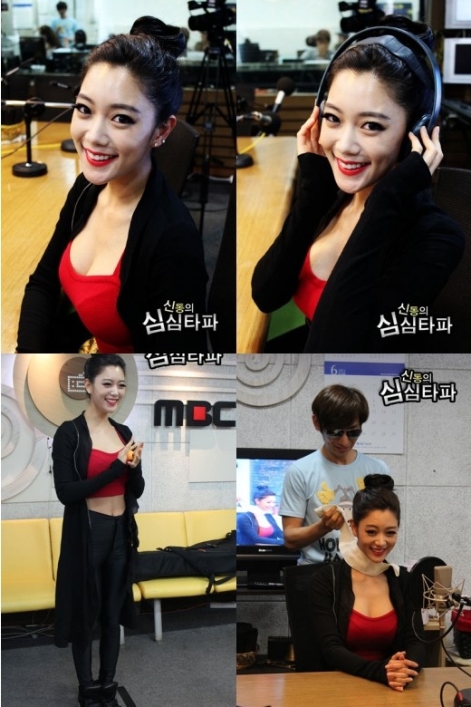 클라라(이성민/탤런트/모델)
육감적인 몸매와 아찔한 시구패션으로 화제를 몰고 다니는 클라라가 파격 복장으로 라디오방송을 진행했다.