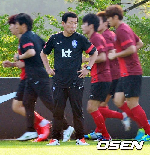 최강희(축구감독/축구국가대표팀)
브라질행에 마지막 한걸음 만이 남았다. 8회 연속 월드컵 본선진출을 노리는 한국 축구 대표팀이 ‘중동의 강호’ 이란과 최종전을 남겨뒀다. 월드컵 본선 티켓은 물론 대표팀의 실추된 자존심을 위해 승리가 절실하다.