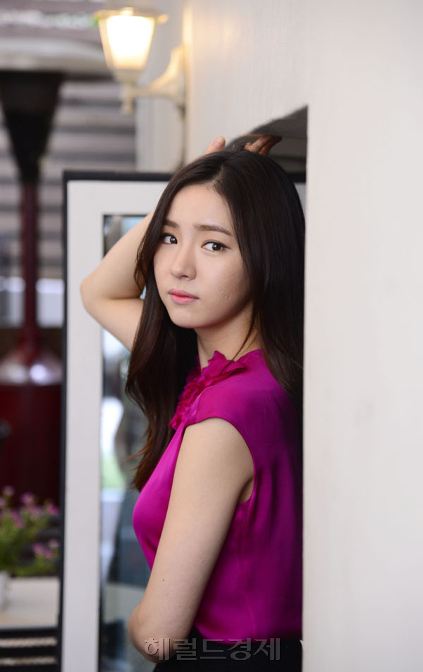 신세경(탤런트/영화배우)
배우 신세경(22)은 최근 종영한 MBC 수목극 ‘남자가 사랑할 때’에서 두 남자의 열렬한 사랑을 받으며 내적 갈등을 일으키는 서미도 역을 맡았다. 송승헌(한태상)과 연우진(이재희)이라는 멋진 두 남자들과 동시에 사랑을 이어가다보니 ‘양다리걸치기‘ ‘어장관리녀’라며 욕도 많이 들었다. 두 남자와 모두 격정적이거나 수위가 있는 키스를 하기도 했다.
