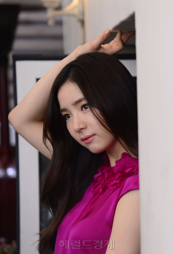 신세경(탤런트/영화배우)
배우 신세경(22)은 최근 종영한 MBC 수목극 ‘남자가 사랑할 때’에서 두 남자의 열렬한 사랑을 받으며 내적 갈등을 일으키는 서미도 역을 맡았다. 송승헌(한태상)과 연우진(이재희)이라는 멋진 두 남자들과 동시에 사랑을 이어가다보니 ‘양다리걸치기‘ ‘어장관리녀’라며 욕도 많이 들었다. 두 남자와 모두 격정적이거나 수위가 있는 키스를 하기도 했다.