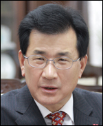 이시종(광역단체장/전국회의원/충청북도도지사)
충청북도(도지사 이시종·사진)는 6월 정보문화의 달을 맞아 사이버 폭력과 인터넷 중독 등에 대해 청소년 관객이 주체가 되어 토론하는 참여형 연극을 마련한다.