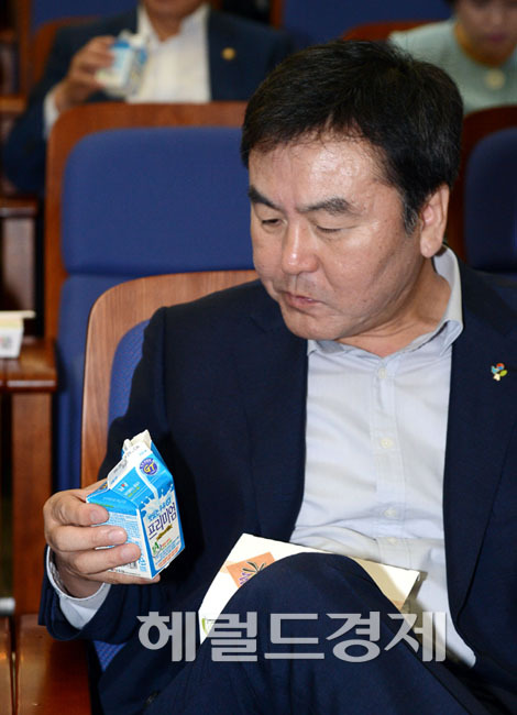 신제윤(정무직공무원/전행정공무원/금융위원회위원장)
17일 오전 서울 여의도 국회에서 열린 경제민주화 논의를 위한 새누리당 정책의총에 참석한 신제윤 금융위원장이조식으로 제공된 우유(남양우유)와 김밥을 먹고 있다.