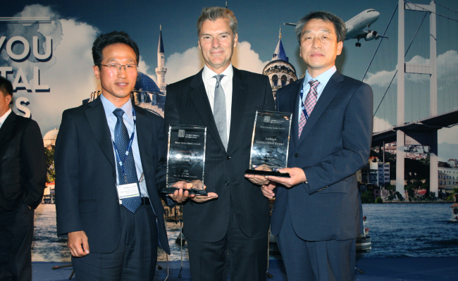Incheon Airport CEO Jung Chang-soo (right), Airports Council International chairman Yiannis Paraschis (center) and the airport’s union leader Kang Yong-kyu pose during the Airport Service Quality Awards ceremony held on June 11 at Ciragan Palace Kempinski in Istanbul.   IIAC