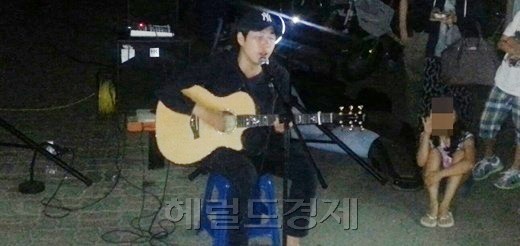 장범준(가수/버스커버스커)
버스커버스커 장범준이 한강에서 깜짝 공연을 벌여 팬들을 즐겁게 했다.