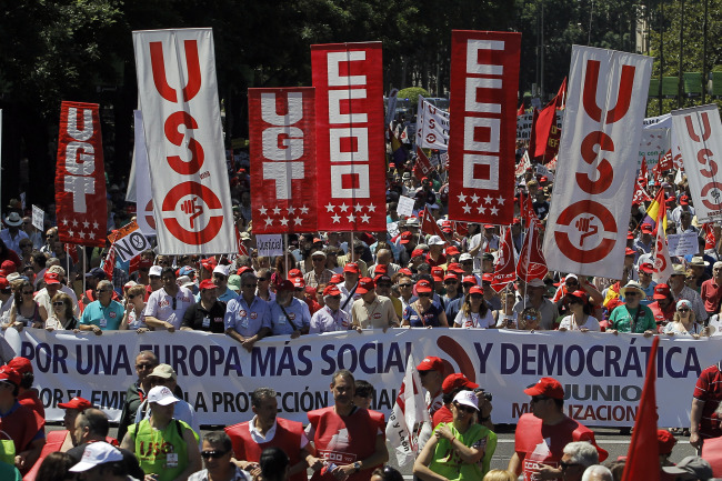 Protesters march holding a banner reading “For a more social and democratic Europe, more jobs and social protection” during a demonstration in Madrid on Sunday.   AP-Yonhap News