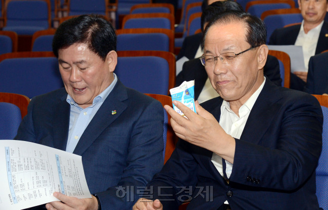 경제민주화에 제공된 남양우유  17일 오전 서울 여의도 국회에서 열린 경제민주화 논의를 위한 새누리당 정책의총에 참석한 황우여 새누리당 대표가 조식으로 제공된 우유(남양우유)를 마시고 있다./안훈기자 rosedale@ 2013.06.17
황우여 새누리당 대표가 17일 국회에서 열린 의원총회에서 아침으로 제공된 우유를 맛보고 있다. 황 대표는 이날 의총에서 소속의원들에게 6월 국회에서 다룰 주요 법안에 대한 당내 이견조율을 주문했다. 특히 최경환 원내대표의 ‘경제민주화 속도조절론’에 대해 “선후, 완급, 강약을 잘 정해 실천하는 것이 정치권의 임무”라며 힘을 실었다.  안훈 기자/rosedale@