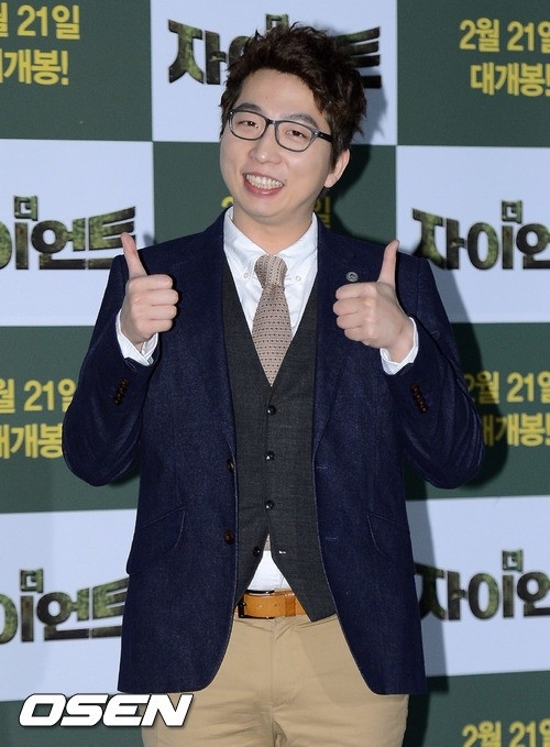 정범균(개그맨)
정범균은 17일 오전 “7월 20일에 결혼을 하려 한다”며 “1년 정도 만남을 가지면서 평범한 여성분이 저에게는 누구보다 특별한 사람이 됐다”고 전했다.