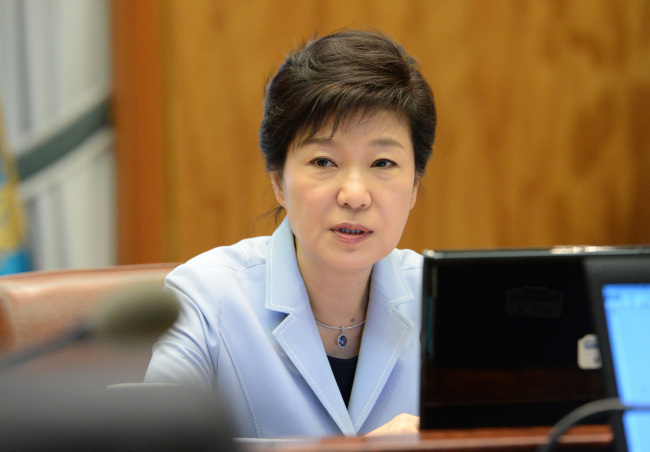 박근혜 대통령 주재로 17일 오전 청와대에서 열린 수석비서관회의에서 박 대통령이 역사왜곡 문제 등에 대해 발언하고 있다<br />정희조 기자. checho@heraldcorp.com