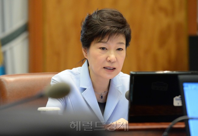 박근혜 대통령 주재로 17일 오전 청와대에서 열린 수석비서관회의에서 박 대통령이 역사왜곡 문제 등에 대해 발언하고 있다.<br />정희조 기자. checho@heraldcorp.com
북한이 북ㆍ미 대화를 제의하는 등 좌충우돌하고 있는 가운데, 박근혜 대통령은 이달 말 중국 방문에서 비핵화 등 한ㆍ중 공조방안을 모색하는 데 주력하고 있다. 17일 청와대에서 열린 수석비서관회의를 주재하고 있는 박 대통령. 정희조 기자