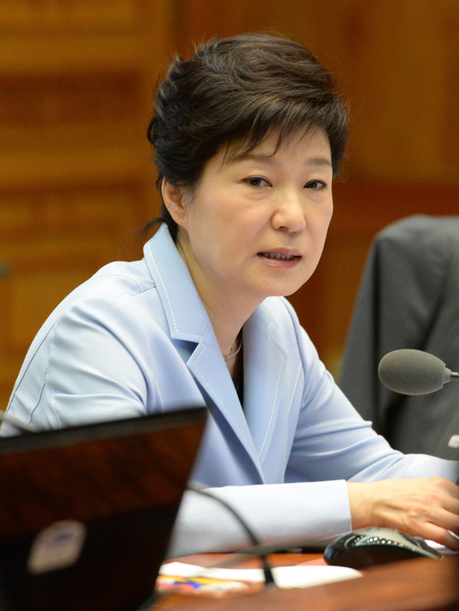 박근혜 대통령 주재로 17일 오전 청와대에서 열린 수석비서관회의에서 박 대통령이 역사왜곡 문제 등에 대해 발언하고 있다<br />정희조 기자. checho@heraldcorp.com