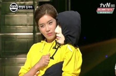 장도연(개그우먼)
장도연은 지난 15일 방송한 케이블채널 tvN ‘코미디 빅리그-전설의 동아리’에서 “이것만 있으면 당당하게 남자들의 백허그를 받을 수 있다”라며 솔로를 위한 발명품을 소개했다.