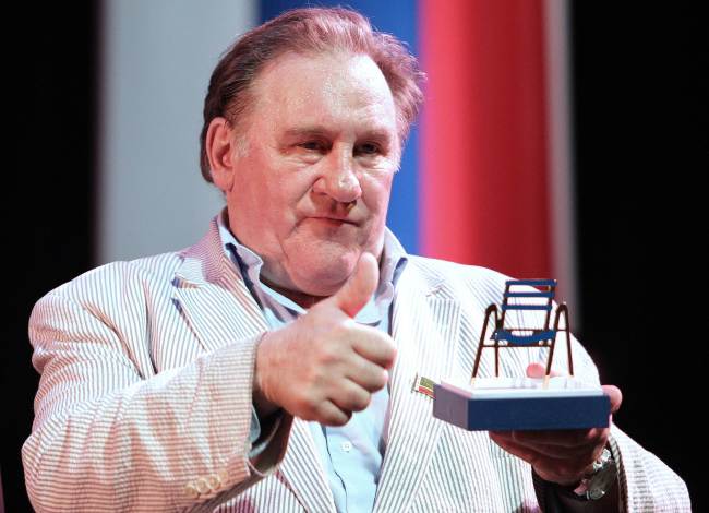 제라르드빠르디유(GerardDepardieu/영화배우)
<YONHAP PHOTO-0236> French actor and newly-minted Russian citizen Gerard Depardieu receives from the mayor of Nice a "blue chair", Nice's emblem, as he attends the presentation of the film "Raspoutine" during the first Russian film festival on June 16, 2013, in Nice, southeastern France. AFP PHOTO / JEAN CHRISTOPHE MAGNENET../2013-06-17 08:19:42/ <저작권자 ⓒ 1980-2013 ㈜연합뉴스. 무단 전재 재배포 금지.>
French actor and newly minted Russian citizen Gerard Depardieu receives from the mayor of Nice a “blue chair,” Nice’s emblem, as he attends the presentation of the film “Raspoutine” during the first Russian film festival in Nice on Sunday.   AFP-Yonhap News
French actor and newly minted Russian citizen Gerard Depardieu receives from the mayor of Nice a “blue chair,” Nice’s emblem, as he attends the presentation of the film “Raspoutine” during the first Russian film festival in Nice on Sunday.   AFP-Yonhap News