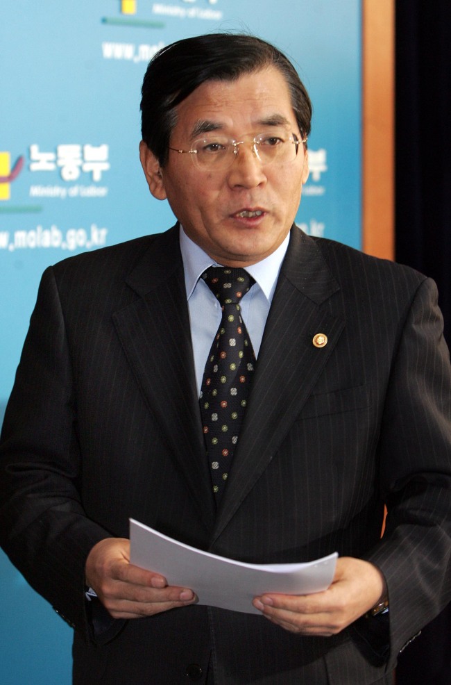 김대환(교수/전정무직공무원/인하대학교교수)
Kim Dae-hwan was one of the most credited scholars among unionists and activists in the 1980s when they fought the dictatorial government and exploitive capitalists.