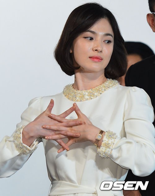 송혜교(탤런트/영화배우)
배우 송혜교가 단발머리로 변신해 누리꾼들의 이목을 끌었다.