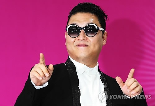 싸이(박재상/가수/음악PD)
South Korean rapper Psy’s new hit “Gentleman” jumped 34 notches to No. 17 in the formal British music chart Sunday, apparently thanks to his recent promotional activities in the country.