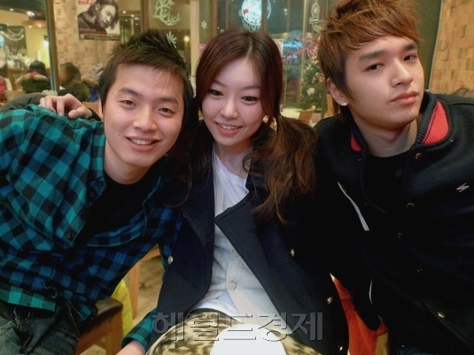 이센스(좌부터/강민호/가수/슈프림팀),레이디제인(전지혜/가수),쌈디(정기석/가수/슈프림팀)
최근 연예계 대표 커플 슈프림팀 쌈디와 레이디제인이 6년 열애 끝 결별한 것으로 알려졌다.