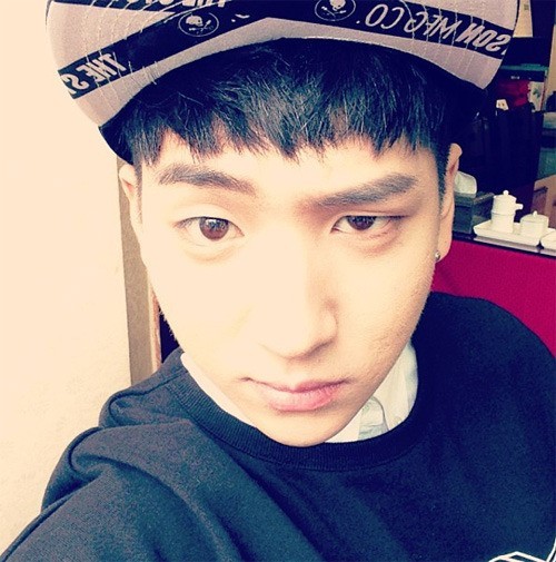 바로(차선우/가수/B1A4)
B1A4 소속사 WM엔터테인먼트 측은 당초 이번 주로 계획된 후속곡 ‘별빛의 노래’ 활동 없이 네 번째 미니 앨범 활동을 마무리하게 됐다고 17일 밝혔다. 바로의 담당 의사는 “걷고 움직이는 일상생활에는 지장이 없으나 당분간 무대 위에서 춤을 추거나 과격한 운동을 하는 등 무리한 활동은 피해야 한다”는 소견을 밝힌 것으로 전해졌다.