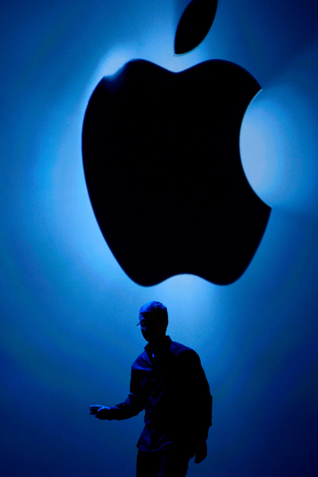 티모시쿡(TimothyCook/기업인/애플최고경영자)
Bloomberg Photo Service 'Best of the Week': Tim Cook, chief executive officer at Apple Inc., exits the stage after speaking during the keynote of the World Wide Developers Conference (WWDC) in San Francisco, California, U.S., on Monday, June 10, 2013. Apple Inc. introduced a new music-streaming service along with sweeping changes to the software powering iPhones and iPads, seeking to blunt the advance of Google Inc.뭩 Android mobile operating system. Photographer: David Paul Morris/Bloomberg *** Local Caption *** Tim Cook
Tim Cook, chief executive officer at Apple Inc., exits the stage after speaking during the keynote of the World Wide Developers Conference in San Francisco, California, June 10.   Bloomberg
