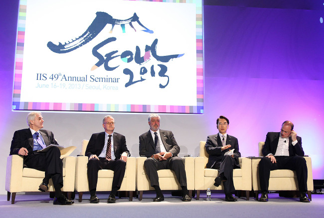 <YONHAP PHOTO-1256> 제49차 세계보험협회 연차총회 (서울=연합뉴스) 17일 오전 서울 서울 그랜드하얏트호텔에서 열린 제49차 세계보험협회 연차총회‘글로벌 리더십 패널’ 토론에서 교보생명 신창재 회장(오른쪽 두번째)이 보험산업의 미래에 대해 견해를 밝히고 있다. 이날 토론회에는 신 회장 외에도 로버트 벤모시(Robert Benmosche)AIG 최고경영자(CEO)(왼쪽), 마크 터커(Mark Tucker) AIA홍콩 최고경영자(CEO)(오른쪽),루드거 아놀더슨(Ludger Arnoldussen) 뮌헨리 이사회 임원 등이 참석해 보험산업의 미래전망,저금리 극복방안, 리스크관리 등에 대한 다양한 의견을 나눴다. 2013.6.17 photo@yna.co.kr/2013-06-17 16:22:10/ <저작권자 ⓒ 1980-2013 ㈜연합뉴스. 무단 전재 재배포 금지.>
Shin Chang-jae (second from right), chairman and CEO of Kyobo Life Insurance, and other participants including Robert Benmosche (left), CEO of AIG, attend the 49th annual seminar of the International Insurance Society in Seoul on Monday.   Yonhap News