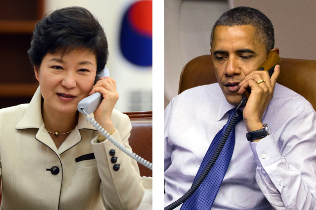 박근혜(좌부터/대통령),버락오바마(BarackObama/정치인/미국대통령)
청와대는 17일 박근혜 대통령과 버락 오바마 미국 대통령이 전화통화를 하고 한반도 안보현안을 논의했다고 전했다. 사진은 지난 3월 아베 신조 일본 총리와 전화하고 있는 박근혜 대통령(왼쪽)과 오바마 대통령의 지난 해 모습. (연합뉴스)