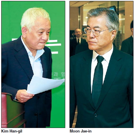 김한길(좌부터/국회의원/민주당당대표),문재인(국회의원/사회기관단체인/혁신과통합상임대표)
A new power struggle is apparently brewing in the main opposition Democratic Party with former presidential candidate Rep. Moon Jae-in resuming political activities in a potential challenge for the leadership seized by a rival faction.